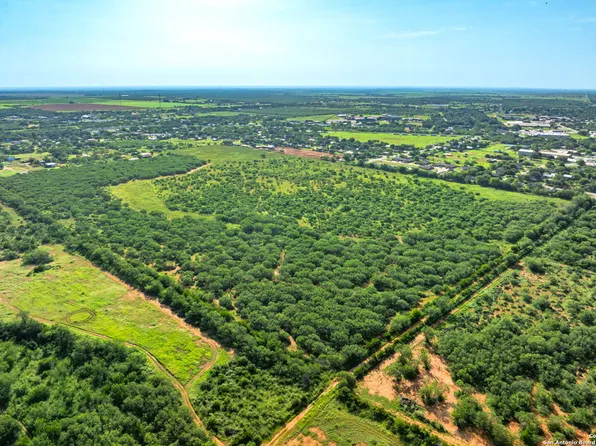 3911 County Road 1000, Pearsall, TX 78061