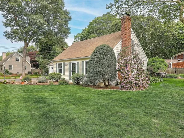 8 Central Ave, Barrington, RI 02806