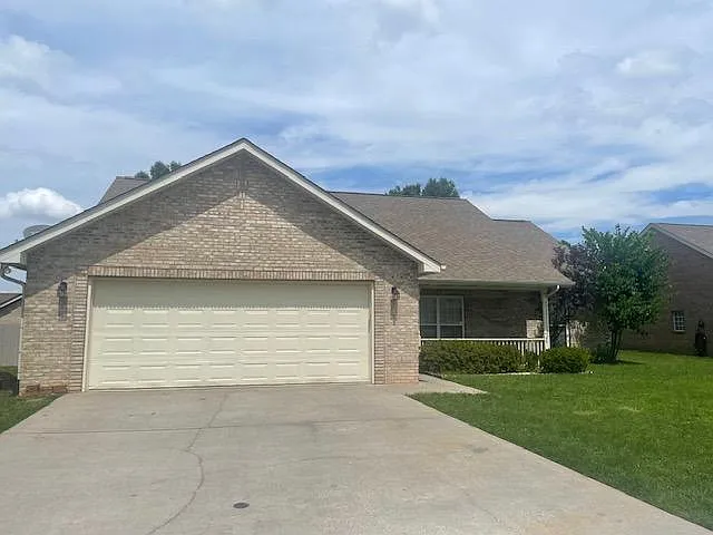 1108 Mercer Dr — Photo 2