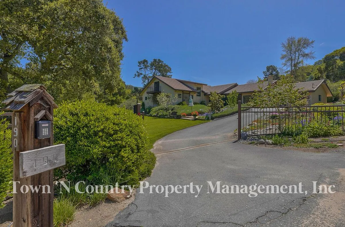 Building Photo - 190 San Benancio Rd