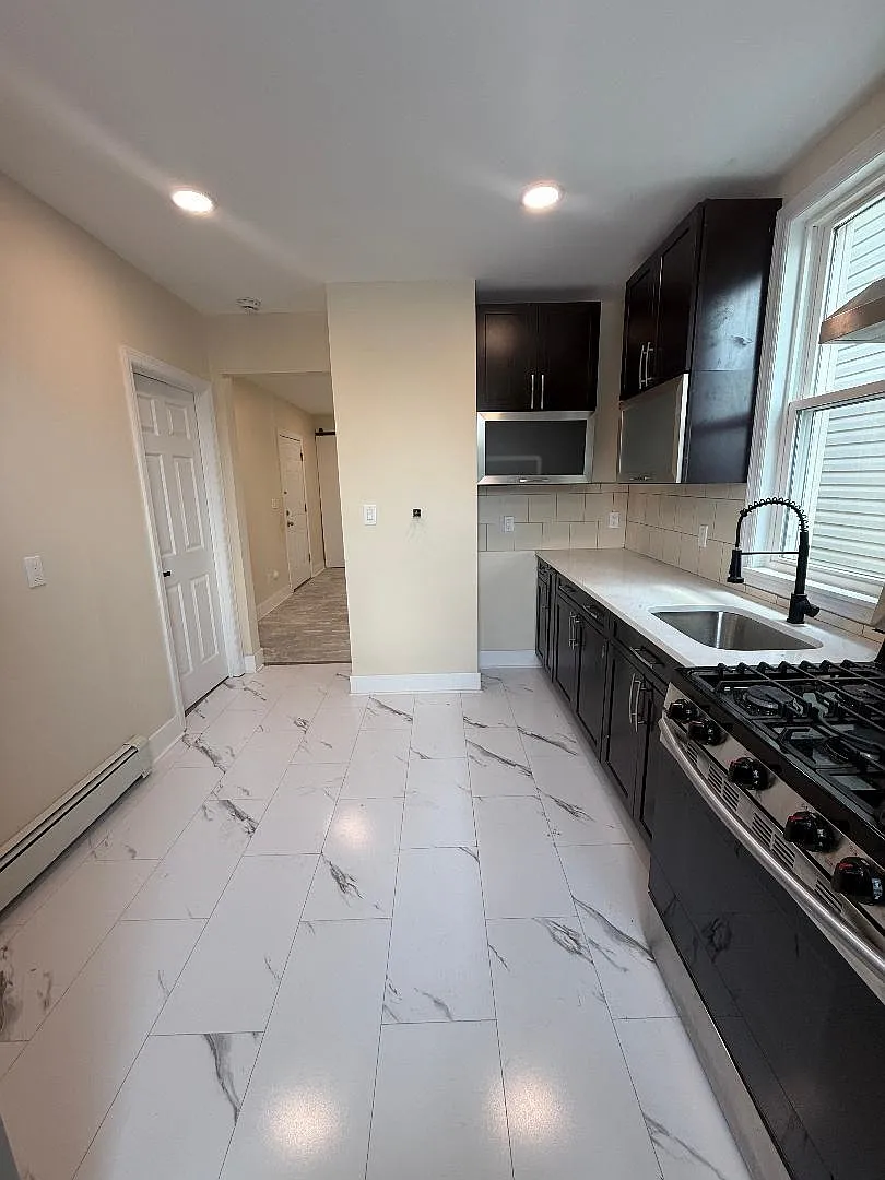 2 bed, 1.0 bath, 890 sqft, $2,400 — Photo 2