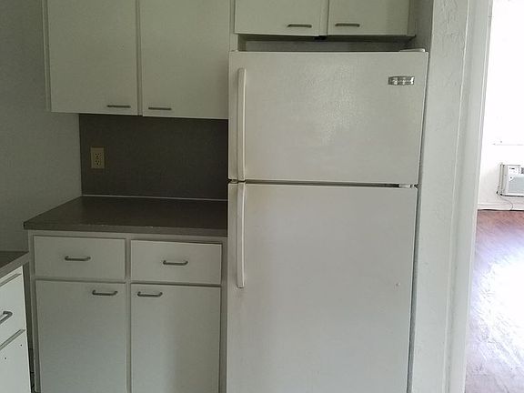 5th image of 631 13th St APT 12