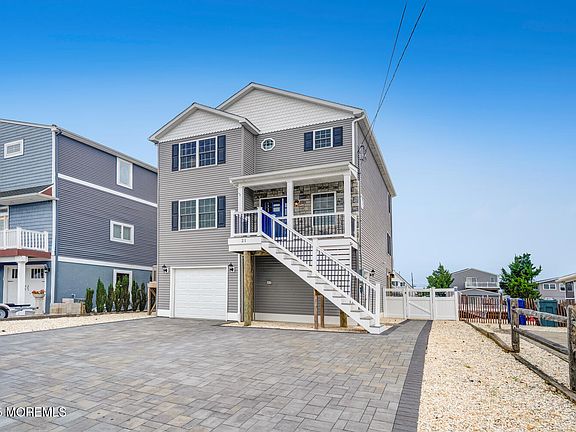3rd image of 21 Lake Saint Clair Drive