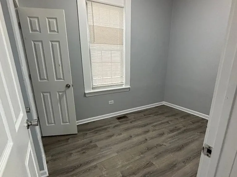 6949 S Woodlawn Ave #1 — Photo 2