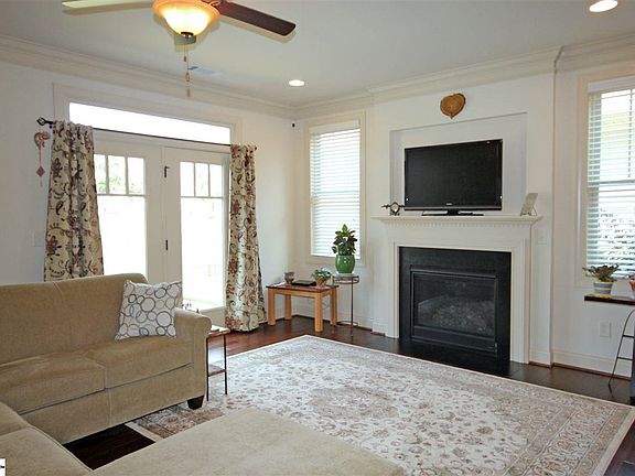 3rd image of 20 Briarhill Dr