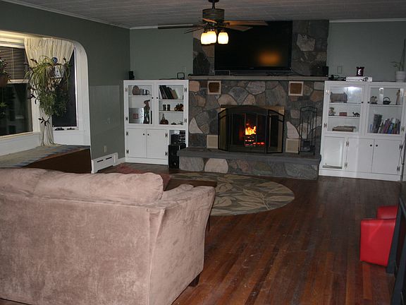 Spacious Living Room 