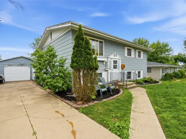 945 Westview Dr, Marion, IA 52302