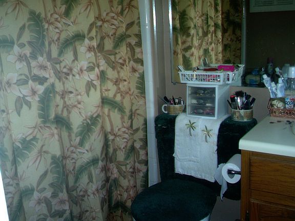 Nicely decorated Full Bath