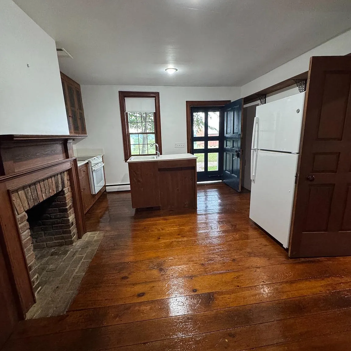 3 bed, 2248 sqft, $2,495 — Photo 2
