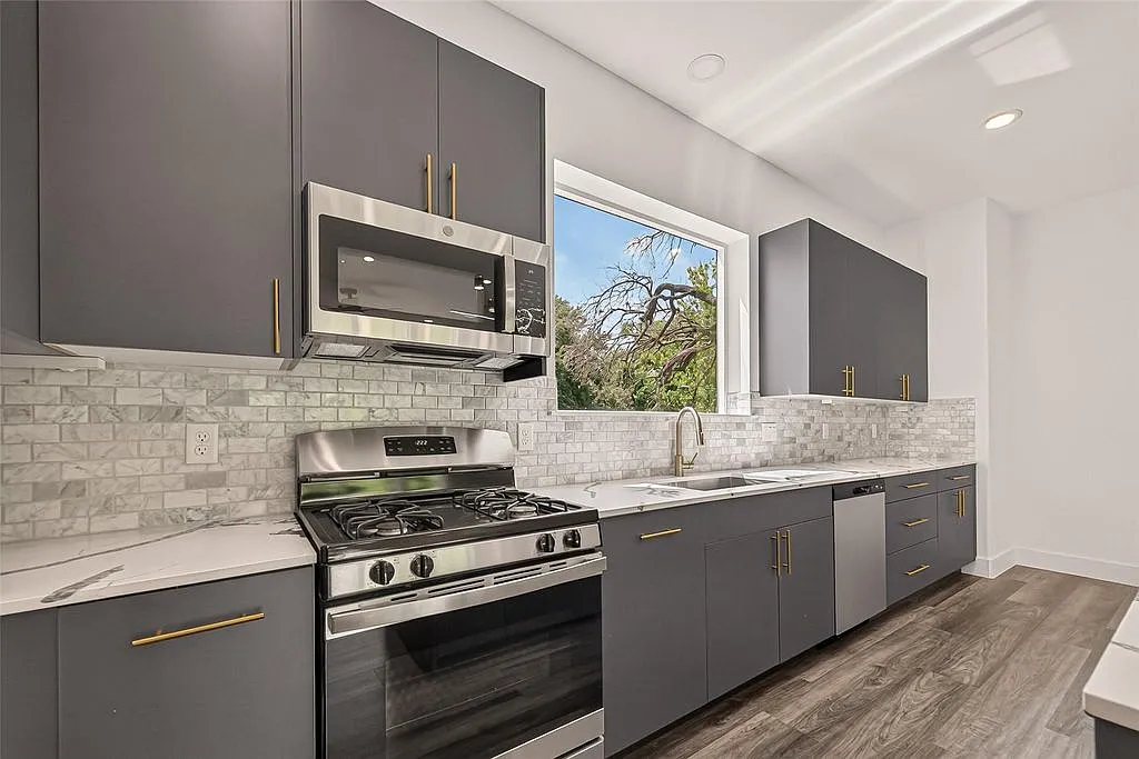 4 bed, 2212 sqft, $3,200 — Photo 1