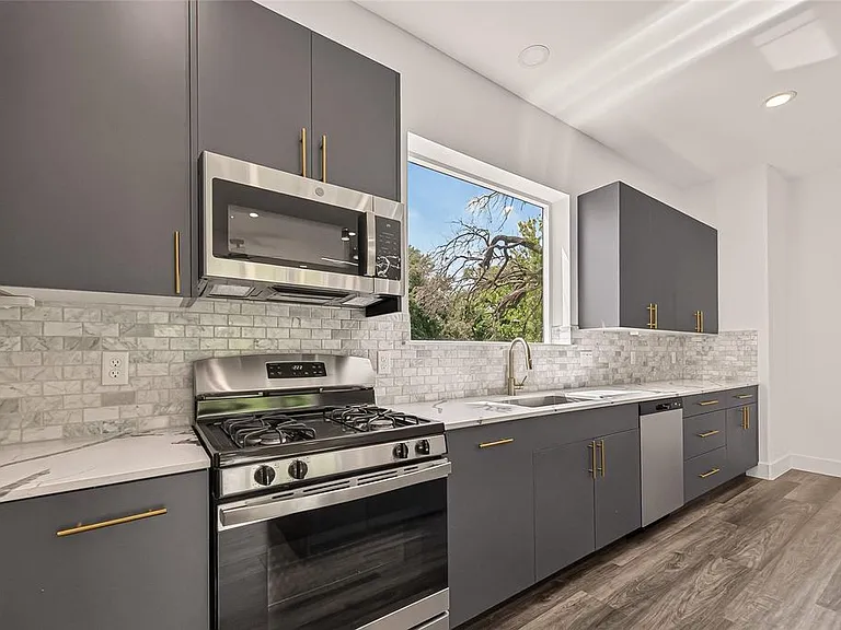 2711 Dennis St — Photo 1