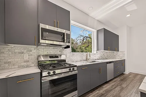 2711 Dennis St Photo 1