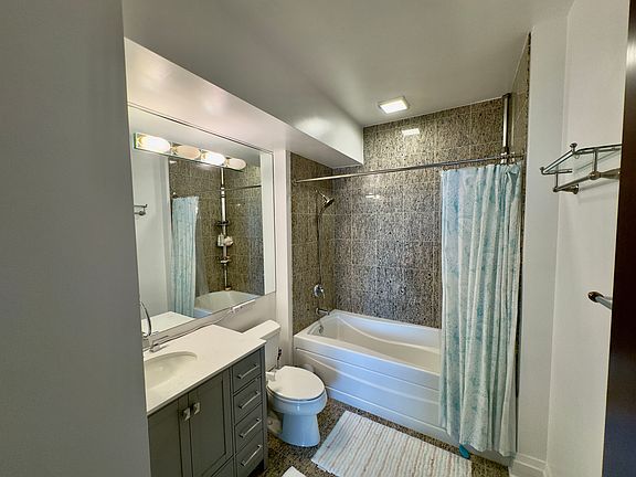 4th image of 33 W Ontario St APT 48D