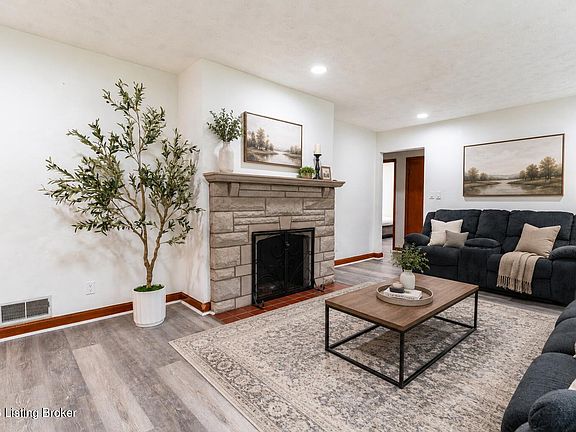 4th image of 2204 Garrs Ln