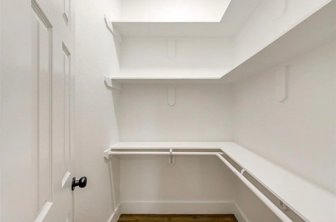 3 bed, 2500 sqft, $2,500 — Photo 4
