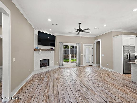 4th image of 164 Sweetbriar Cir