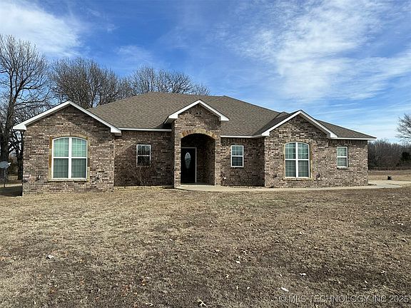 3rd image of 207 W Zachry Ln