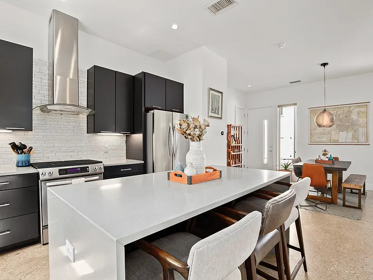 406 W 51st St — Photo 3