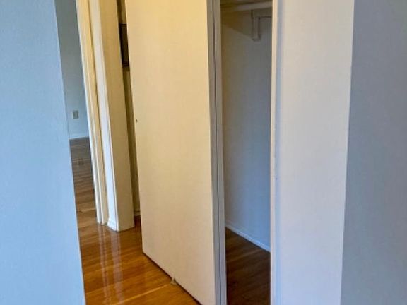 5th image of 573 Broughton Ave