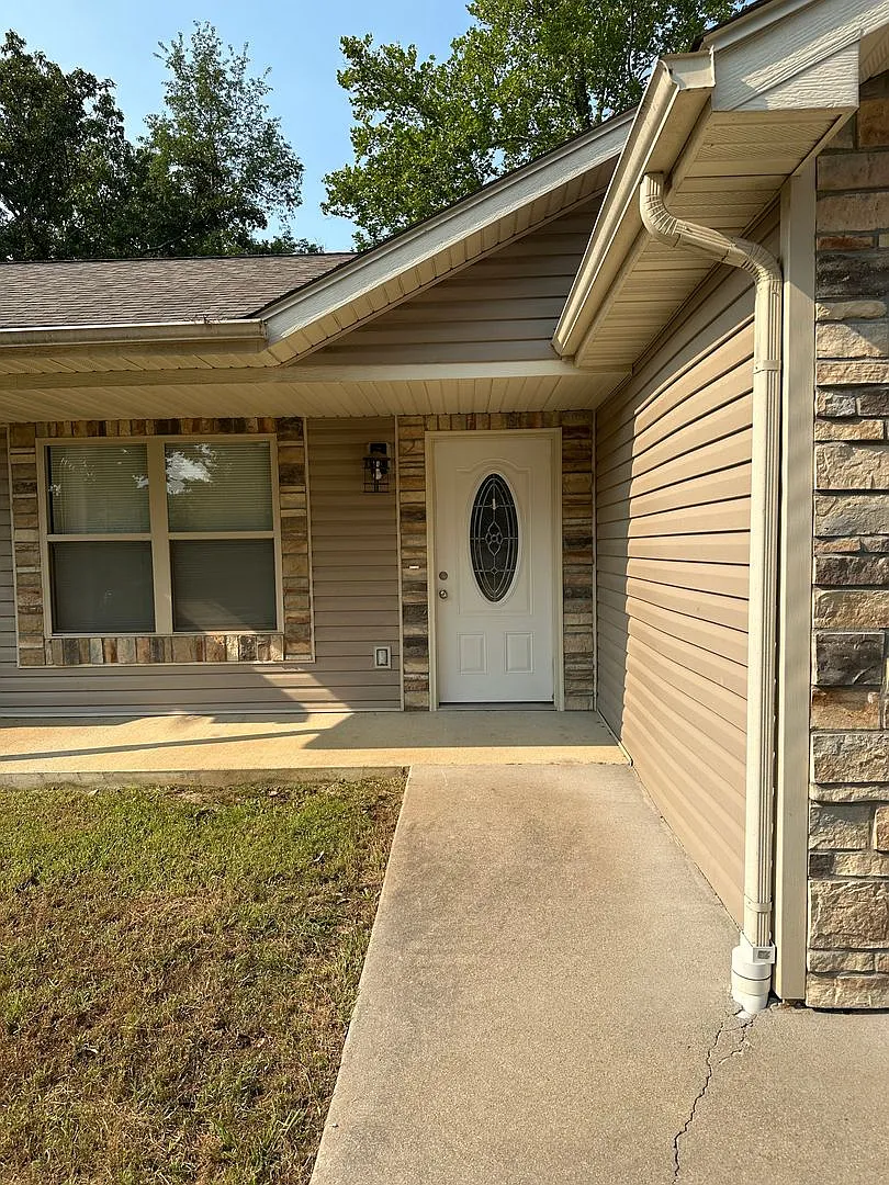 4 Bed 2 Bath For Rent In Waynesville — Photo 3