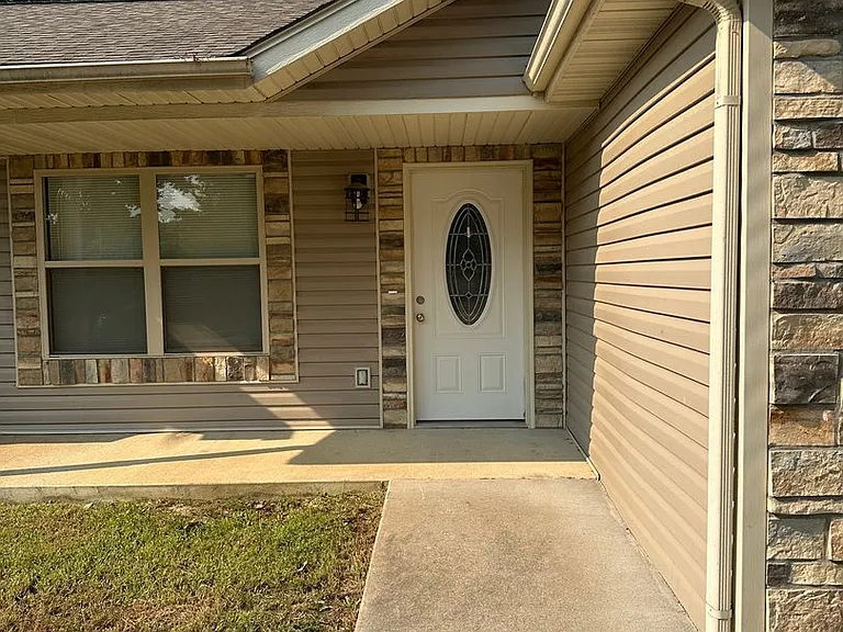 335 Lyle Curtis Cir — Photo 3