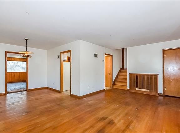 3rd image of 421 NE Maple Dr