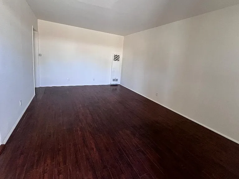 15943 Victory Blvd #2 — Photo 5