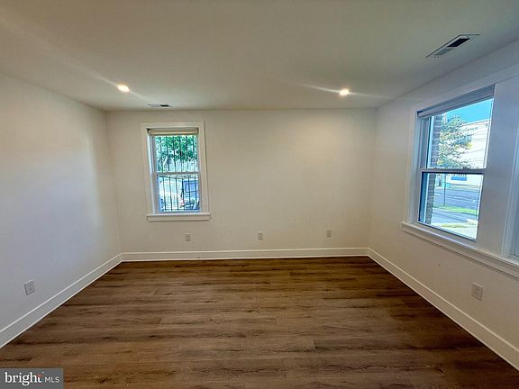 3rd image of 2920 8th St NE APT 2