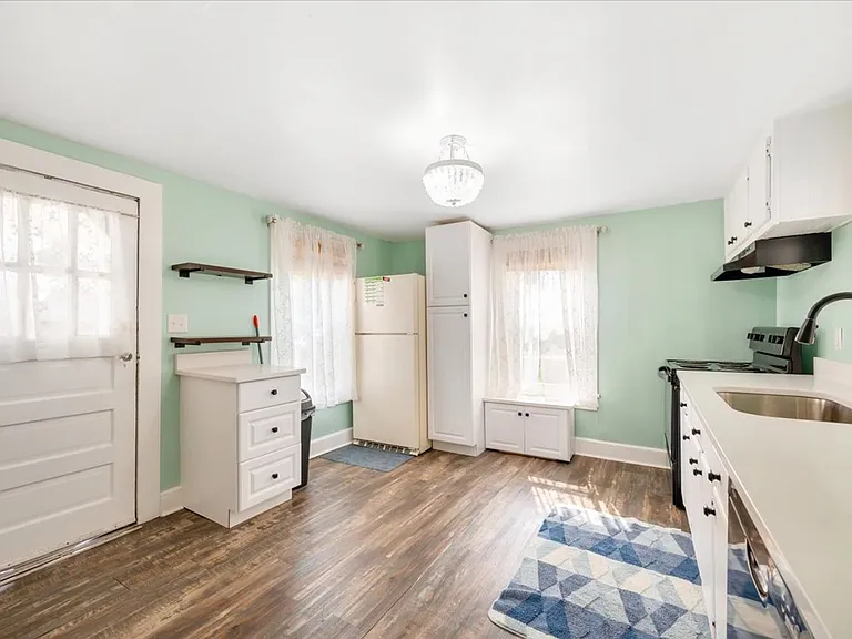 2208 E 56th St — Photo 13