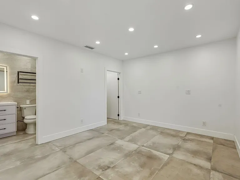 22257 Wyandotte St — Photo 8