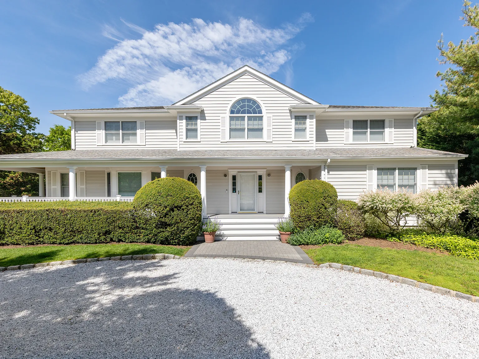 Beautifully Designed SOH Westhampton Gem with Water Access — Photo 2