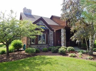 8441 S River Terrace Dr, Franklin, WI 53132