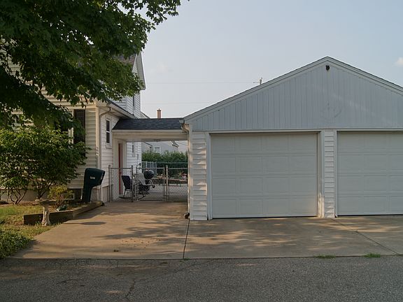 2 Stall Garage w/ breezeway