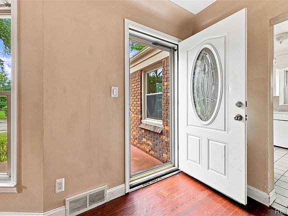 4th image of 21927 Curie Ave