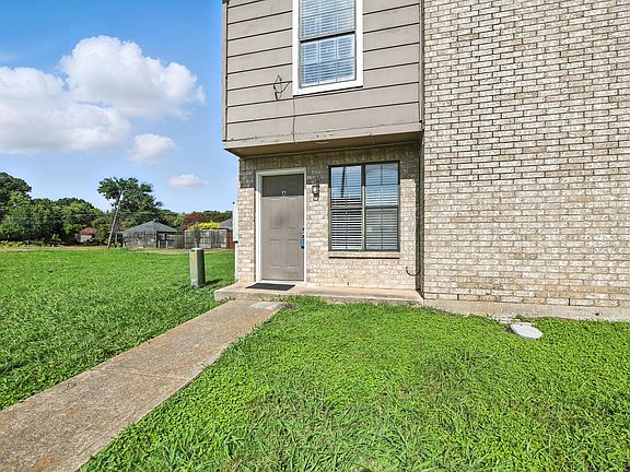 4th image of 2710 Wimbledon Ct APT A