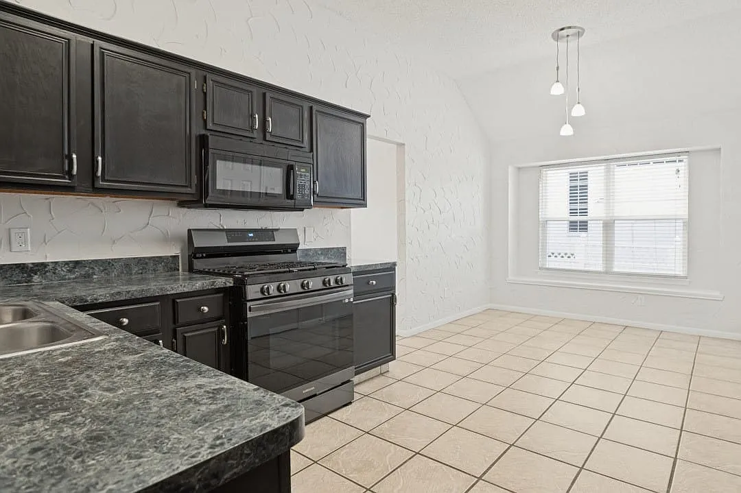 4 bed, 2.0 bath, 2035 sqft, $2,100 — Photo 4