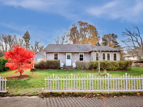 24 School St, Oak Bluffs, MA 02557