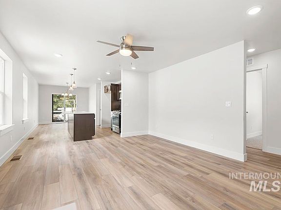 4th image of 1906 Oregon Ln