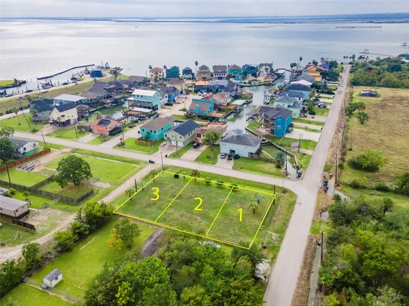 2 Avenue E, Bacliff, TX 77518