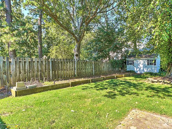 5th image of 136 Jeff Ct