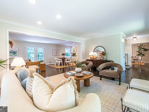 5th image of 2483 Greenglade Rd NE