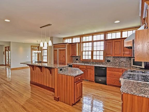 4th image of 58 Shoreline Dr