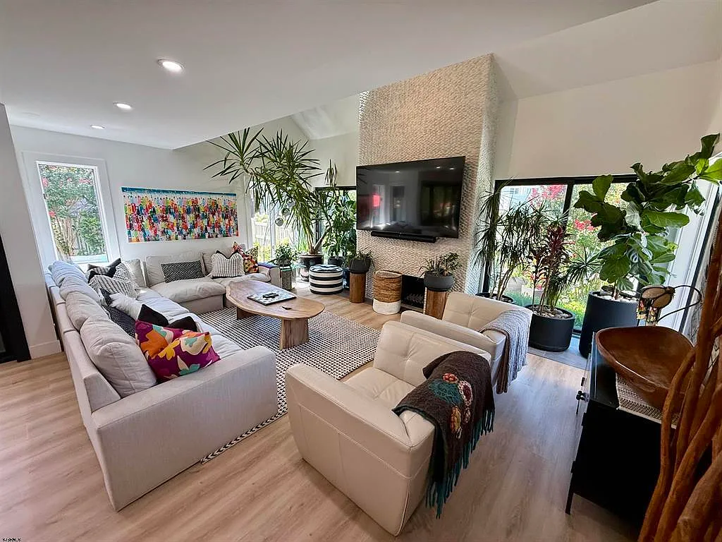 5 bed, 3.5 bath, 3080 sqft, $3,300 — Photo 2