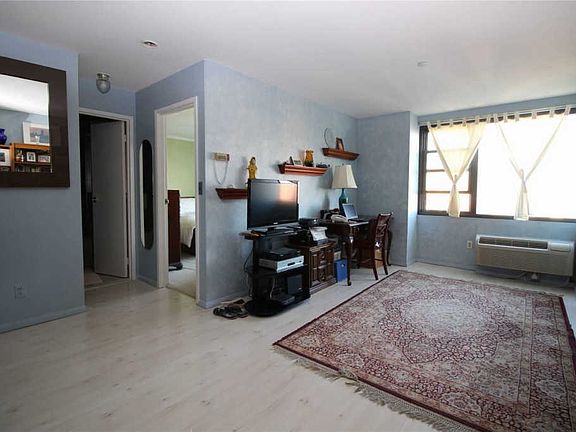 2nd image of 185 W Park Ave