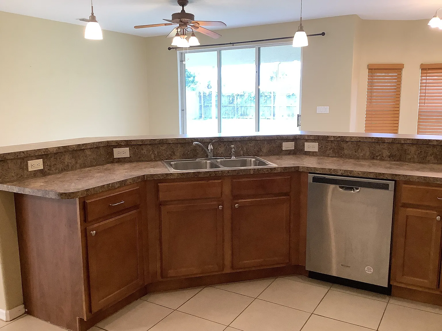 3 bed, 2.0 bath, 1762 sqft, $2,360 — Photo 3