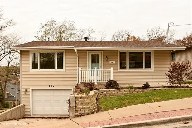 610 Czacki St photo 1