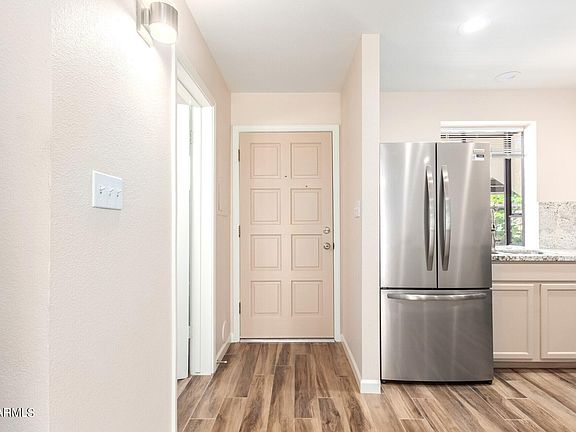 4th image of 1017 E MARYLAND Avenue #128