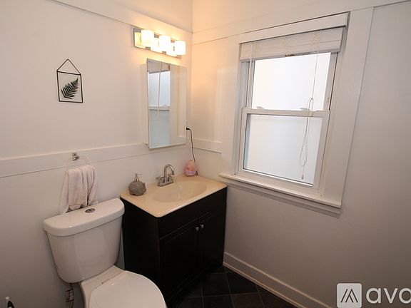 3rd image of 1424 W 75th St #1424