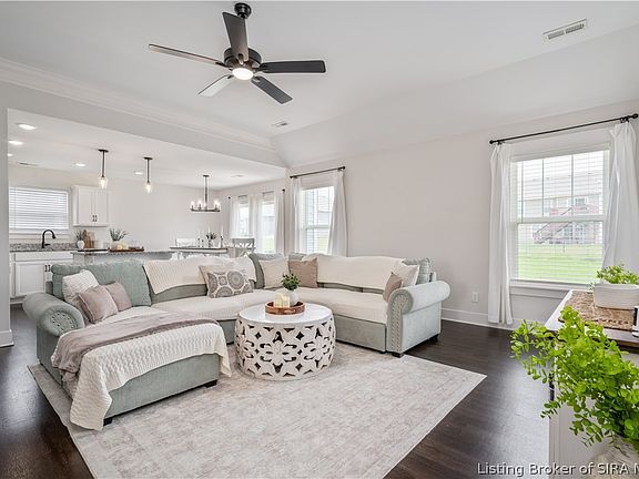 4th image of 4442 Venice Way