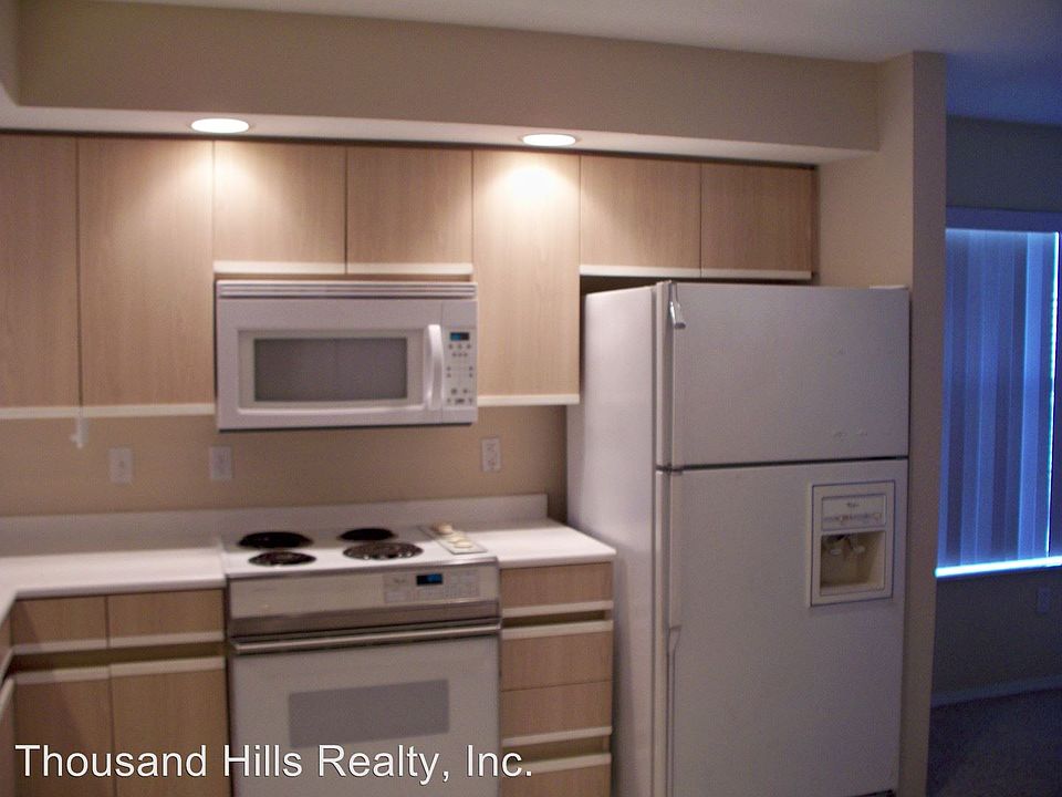 2nd image of 260 Meadow Rdg #4